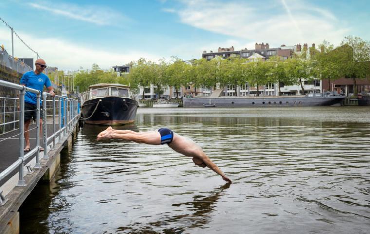Man duikt in het water aan het Keerdok