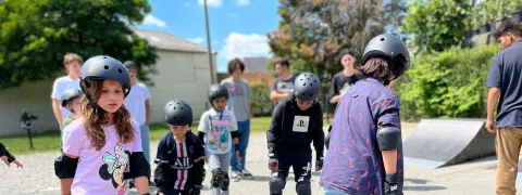 Verschillende kinderen die buiten aan het oefenen zijn met hun skateboard.